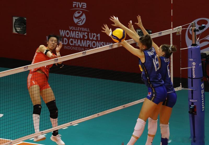 U21女排世锦赛1/4决赛，中国女排0-3意大利队，无缘四强，三局比分为23-2