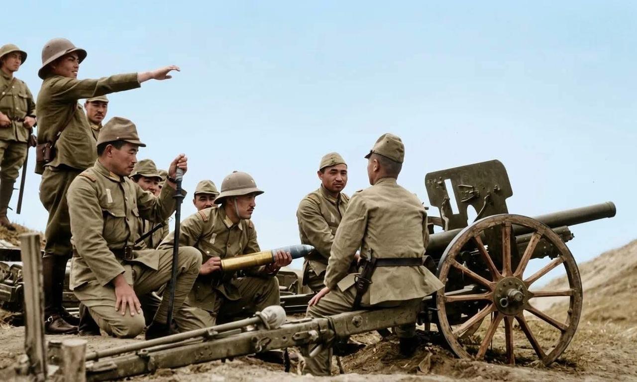 日寇炮兵部队作战历史影像！
图一：日军炮兵正在操纵94式75毫米山炮进行训练。