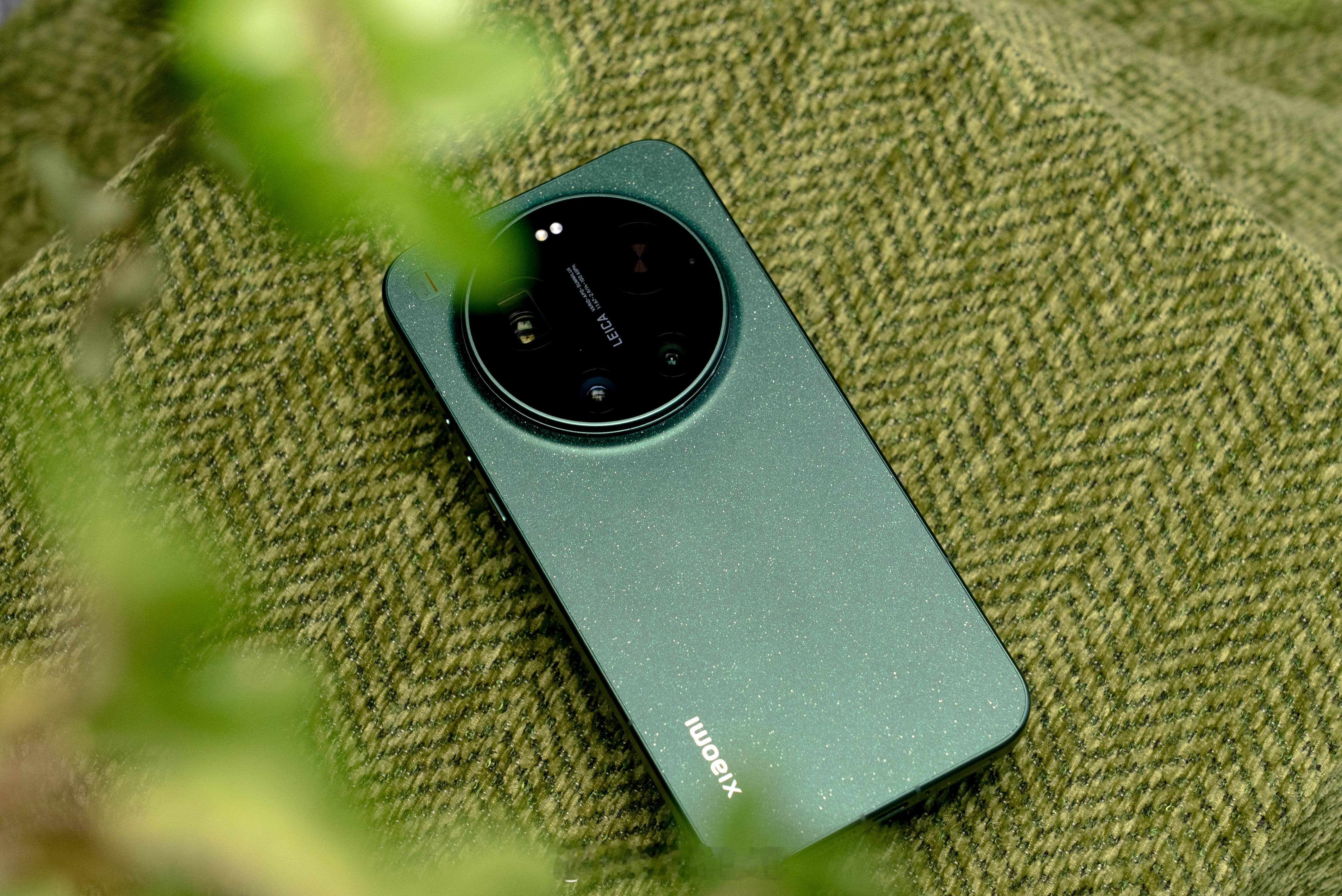 WHYLAB图赏小米 17 Ultra 真机上手，我拿到的是星空绿配色，后盖嵌有