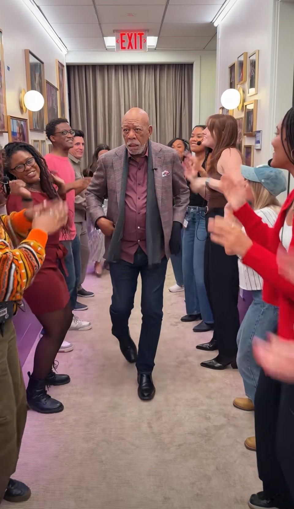 第一次觉得摩根弗里曼老了，看着反应也慢下来，走路也不稳。[可怜]

在所有电影里