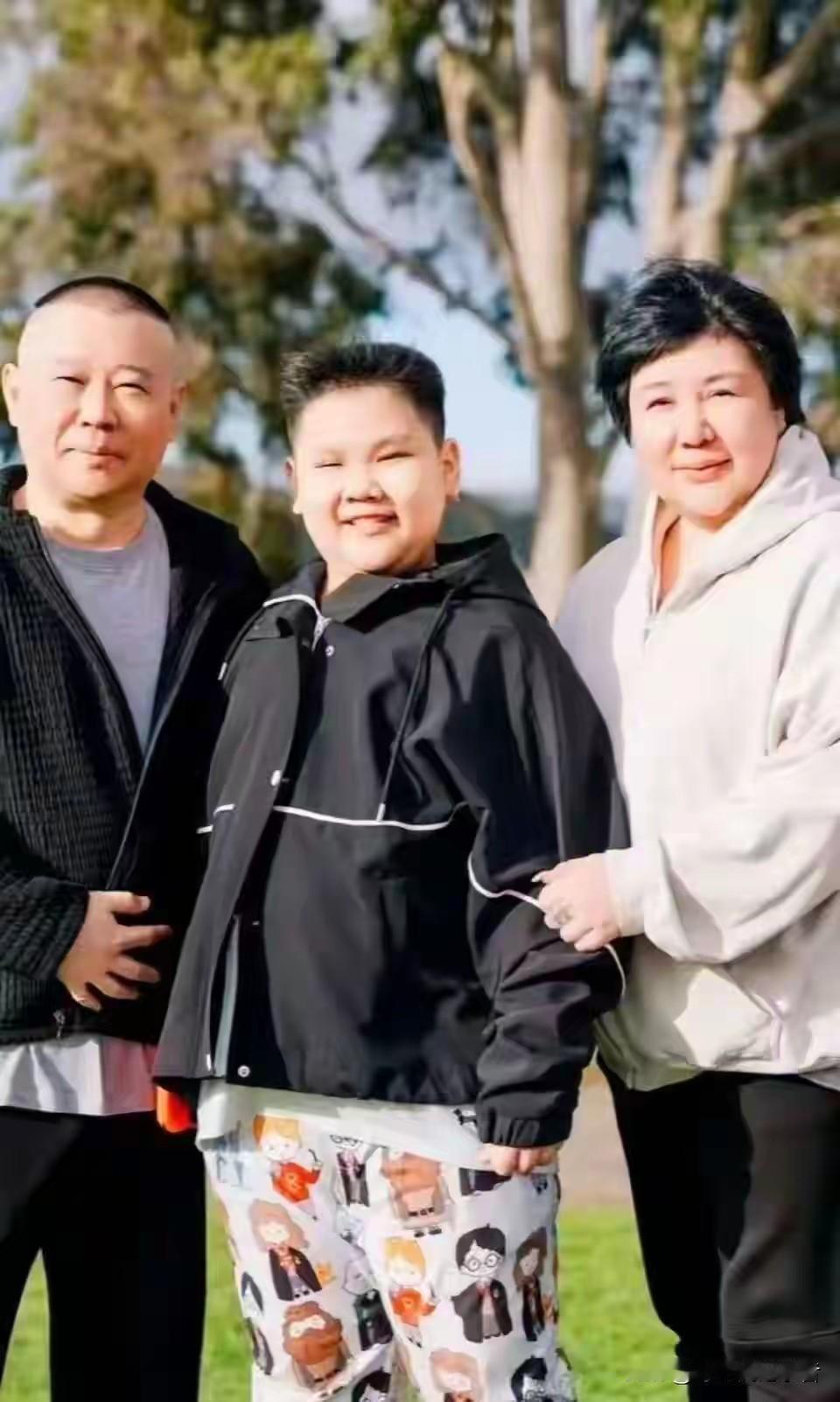 郭德纲真是宠爱王惠的儿子郭汾阳，孩子10岁胖乎乎的看起来平时什好吃的都不缺，郭汾