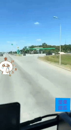乌克兰人不需要排队。一名司机展示了另一段加油站被袭击视频，加油站远远看起来还好，