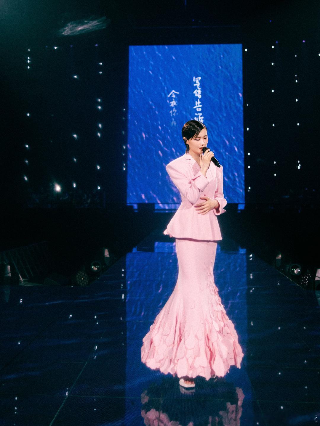 #李宇春黑色星光开叉裙#李宇春厦门演唱会，黑色星光开叉裙闪耀全场，她用自己的方式