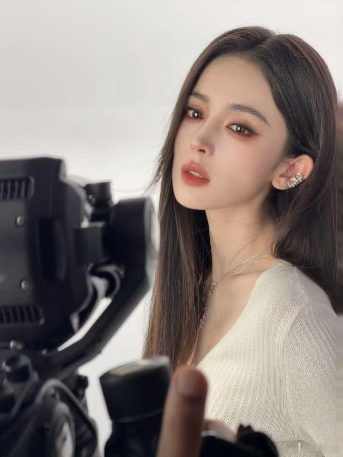 娜扎 live的神 看娜扎的live图，就像是在欣赏一件会呼吸的艺术品。她的美不