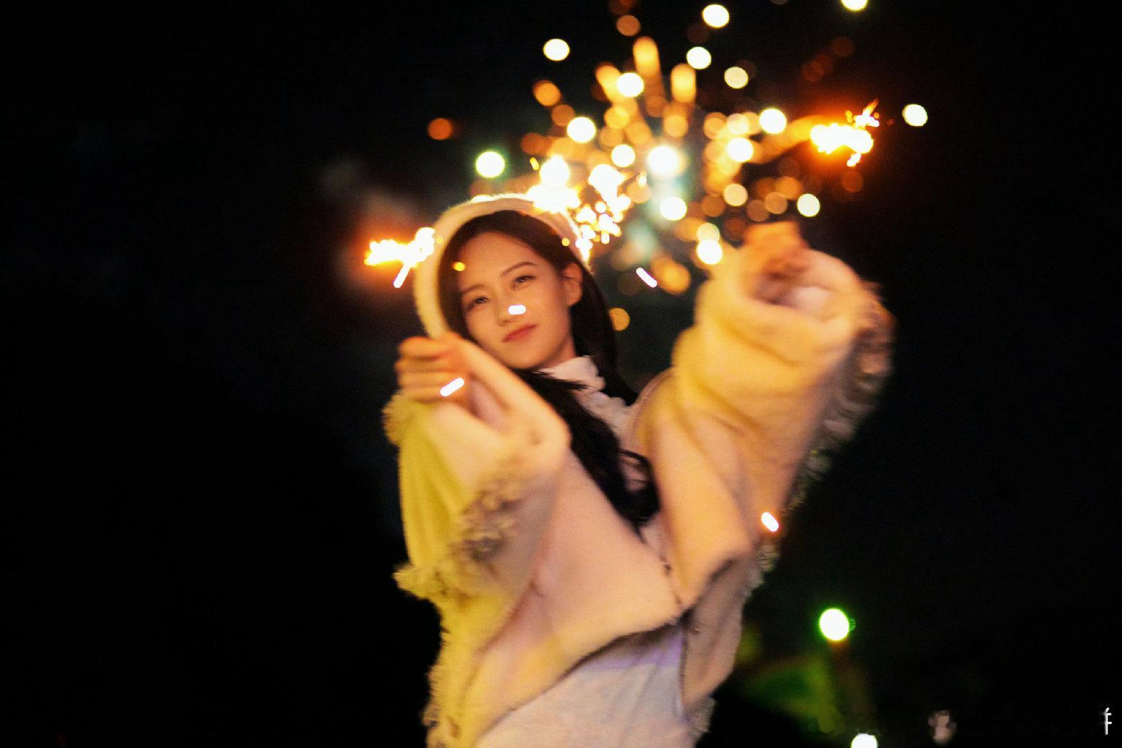 李一桐今天好美哦，笑容比烟火绚烂 ​​​