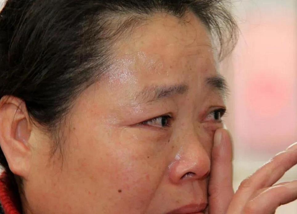 55岁大妈查出卵巢癌，跪地后悔哭泣：原来是这些症状，我没在意！

“要是早点注意