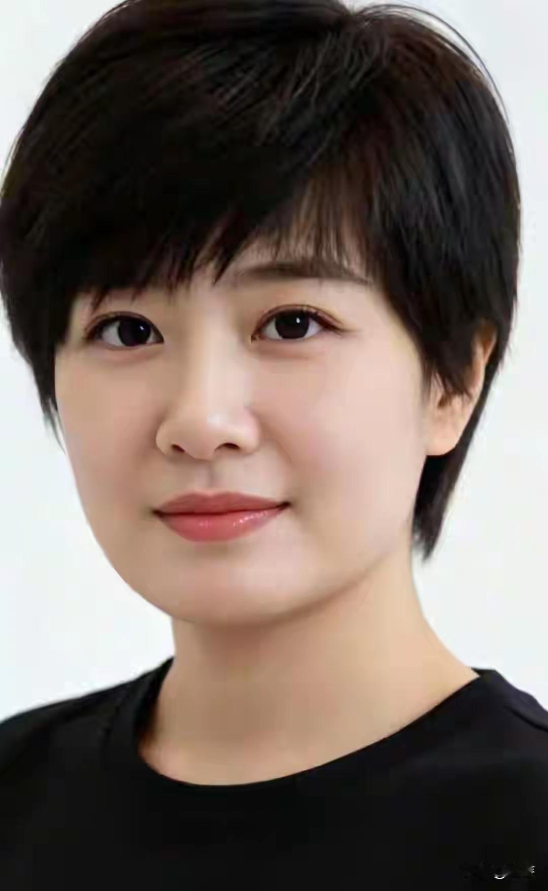 就这么说吧！那个男人又不想娶到这样一个有“旺夫相”的老婆呢？
五官清秀，干净利落