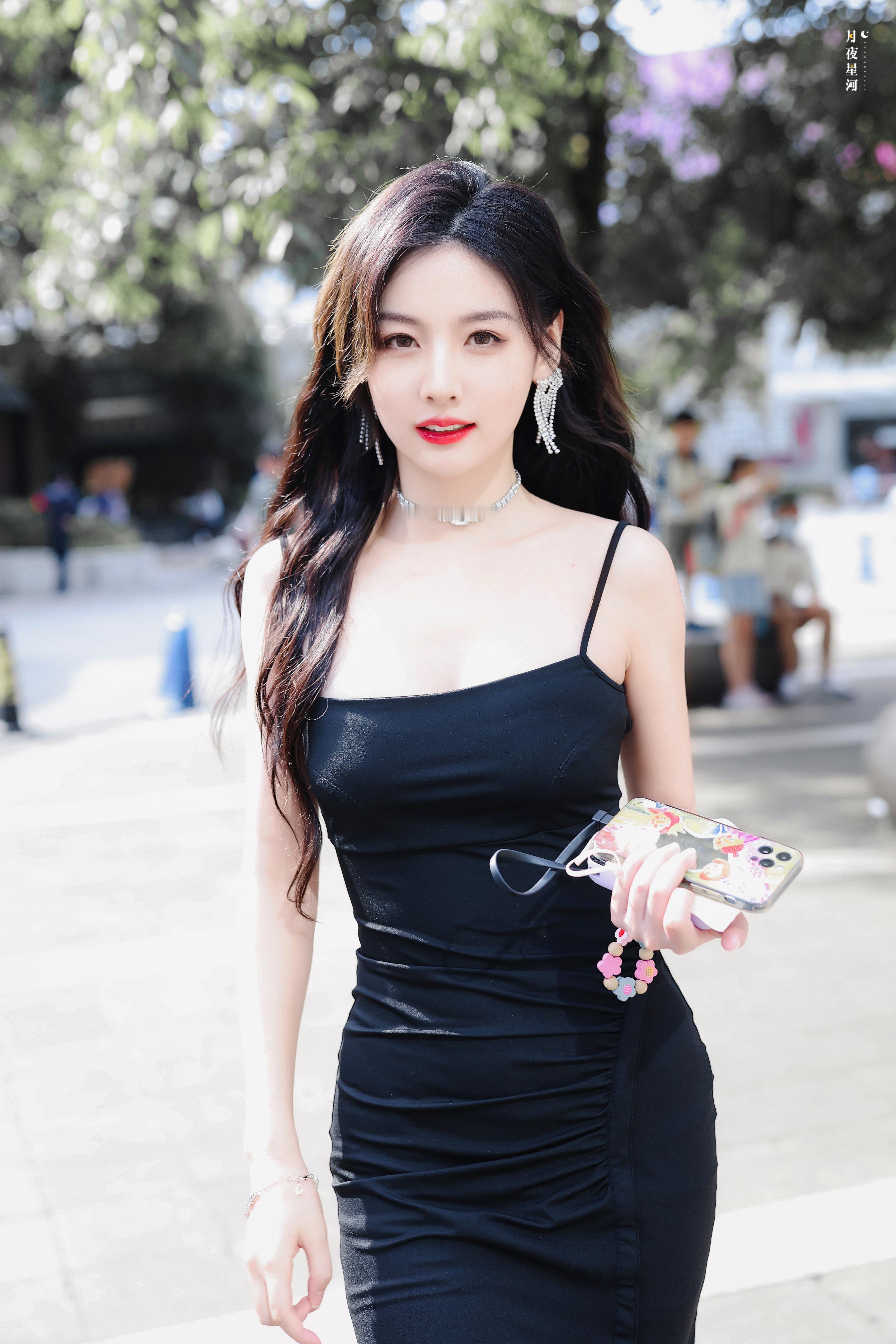 赵粤 黑裙裹着纤细的腰肢，吊带勾勒出优美的肩颈线条，眼神里藏着一丝漫不经心的诱惑