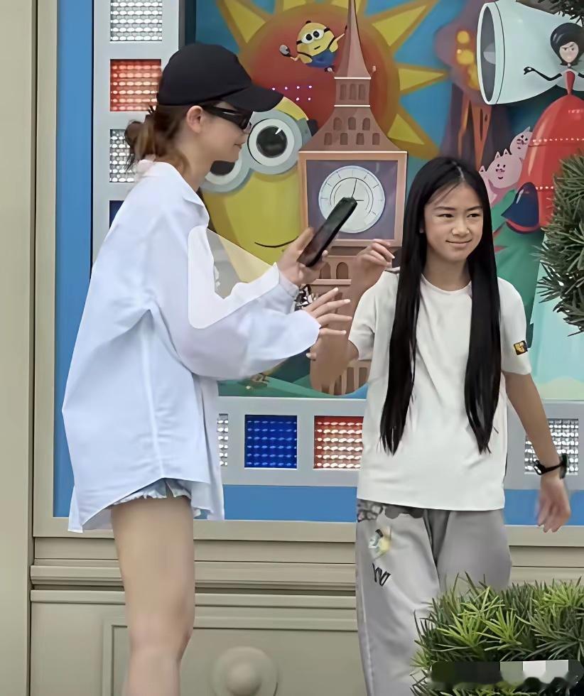 戚薇的女儿长变样了，没小时候机灵可爱、就是一普通女孩，不像吹嘘的那么漂亮… 