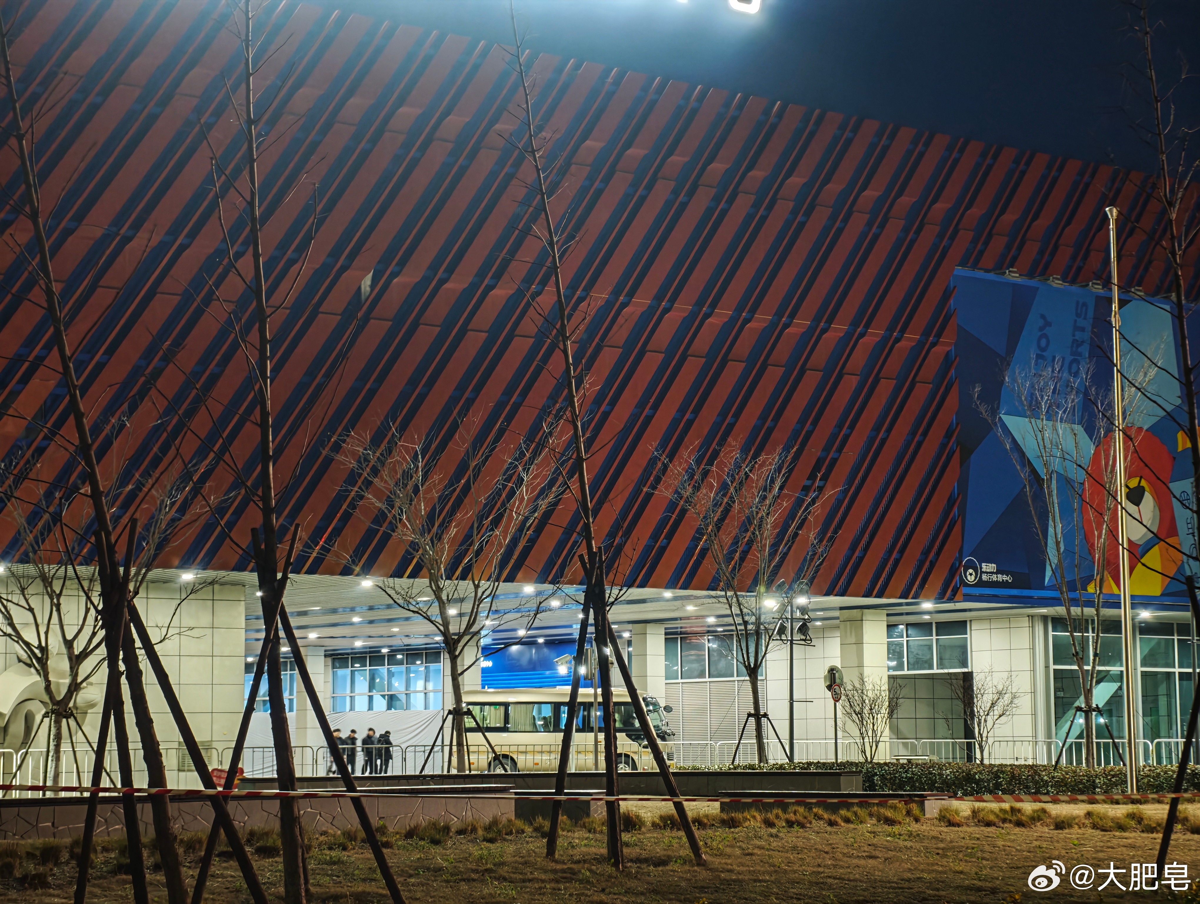 我刚打完篮球，路过杨行体育馆。听说白天的时候，鹿晗，邓超他们来了？说是明天好像他