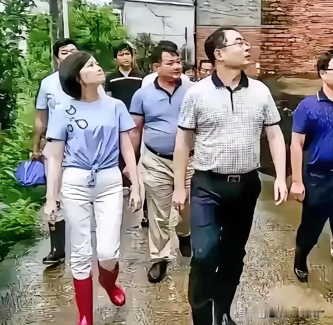 这张照片大家都应该都看过了，我觉得很有意思，有意思的地方在哪里呢？
你仔细看看，
