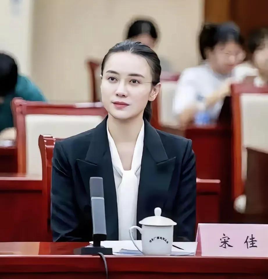 很多人说宋佳发型不对，丸子头，露出额头不好看，应该是章子怡才能驾驭，其实最不敢的
