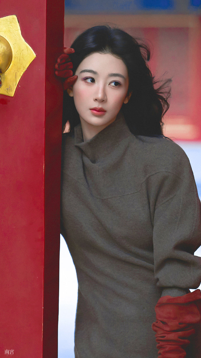 杨紫玉兰花开君再来 💜杨紫董竹君 你的眼睛里有星辰大海，里面揉碎了的星星和银河