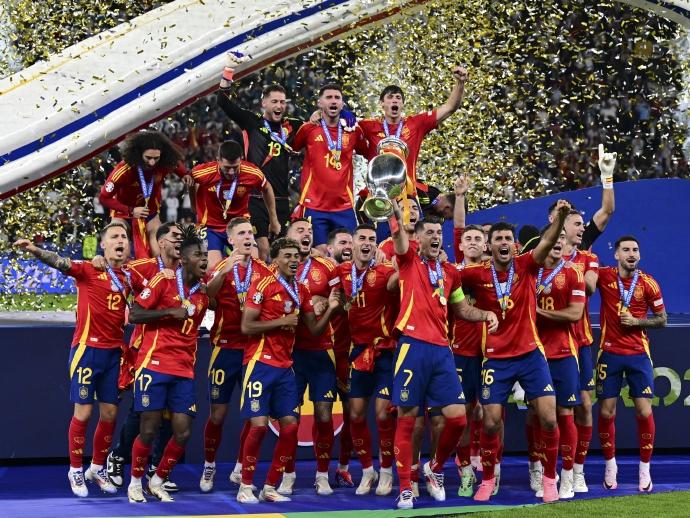 足球：最新FIFA排名阿根廷跌至第3，葡萄牙超巴西，国足仍第94。
9月国际比赛