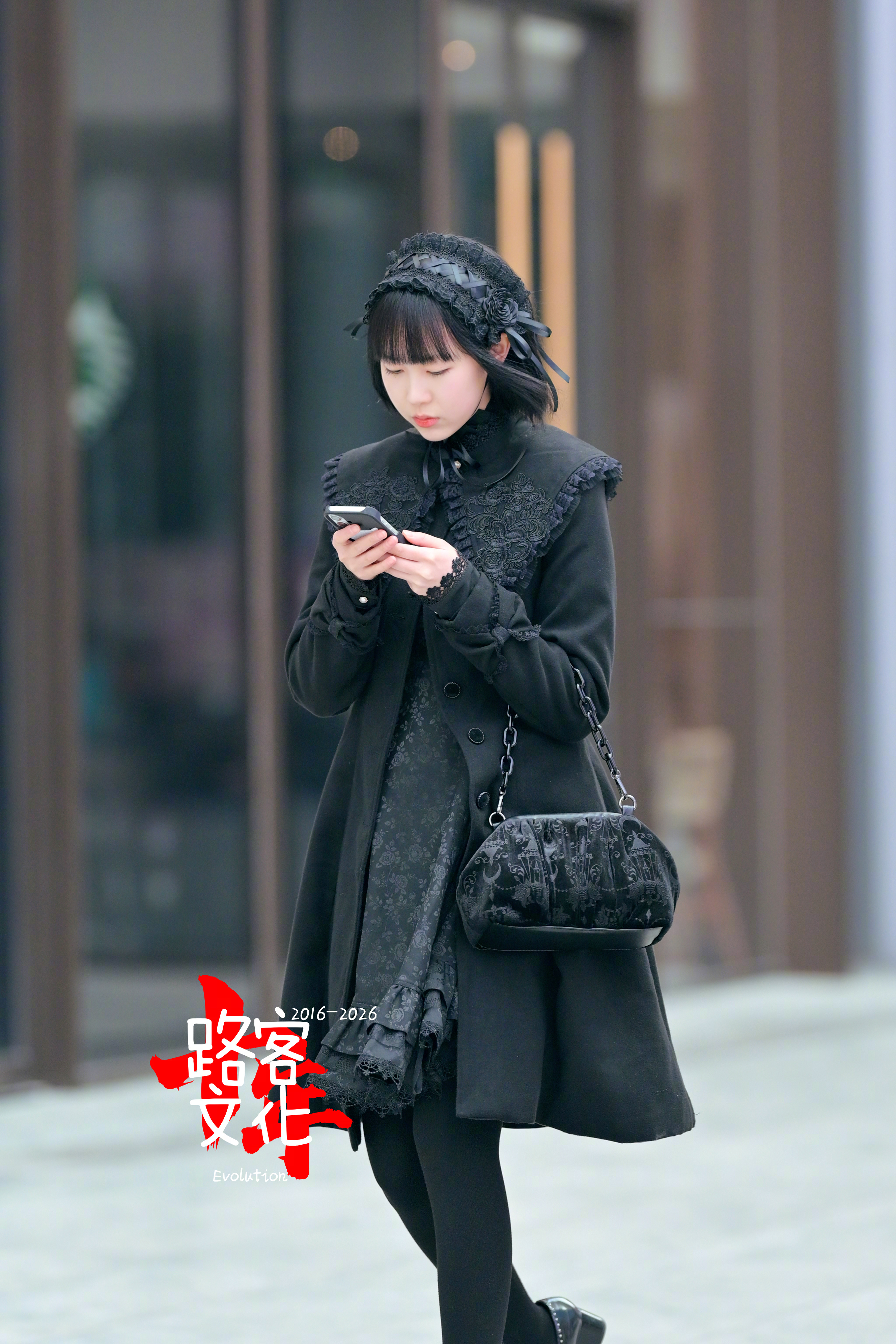 一身黑色很厉害的样子 