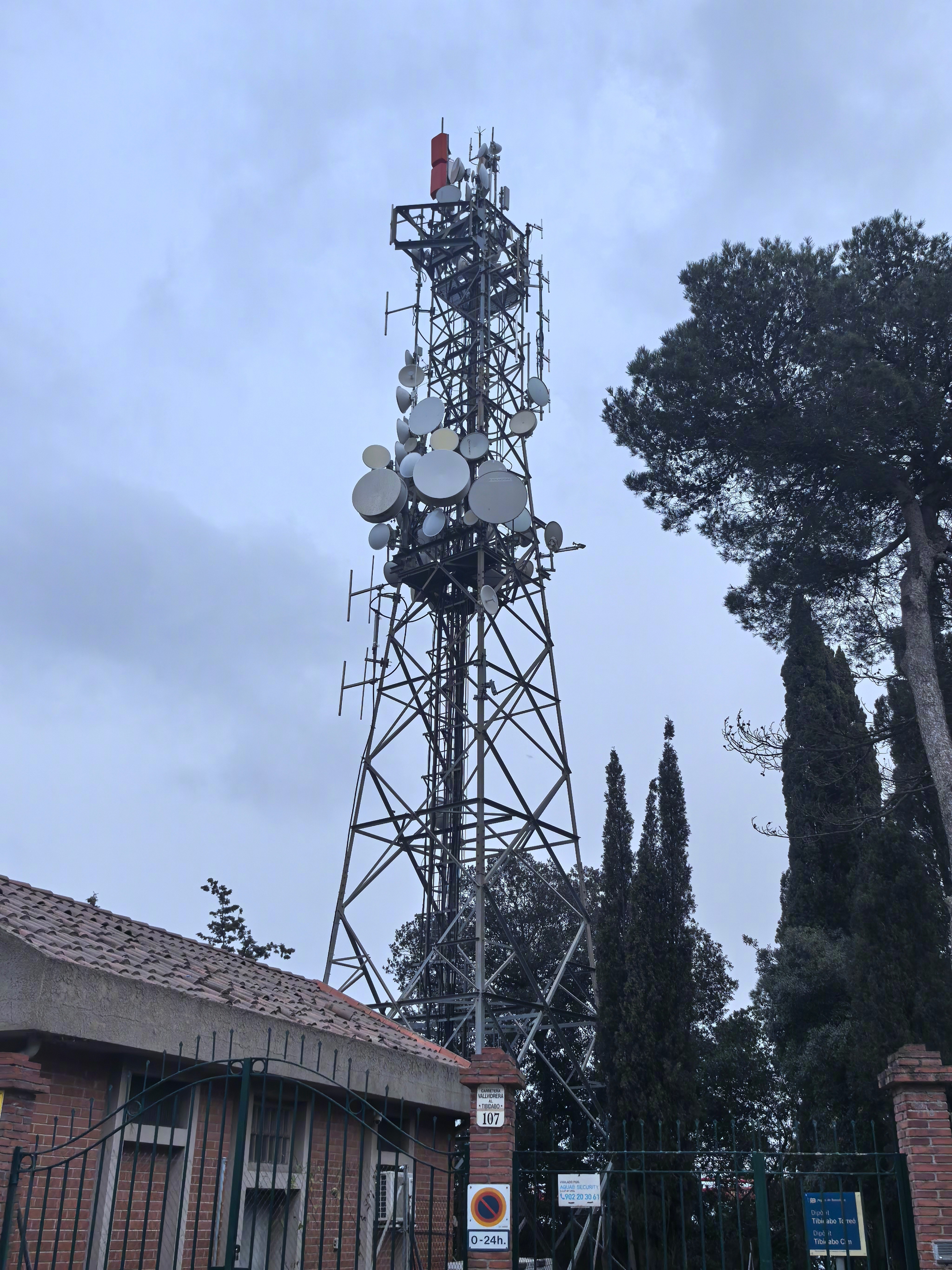 巴塞罗那城里最高山提比达波山，海拔512米，山顶有个圣心教堂，是个旅游打卡点。但