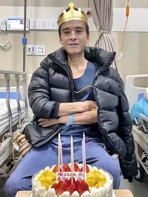 泪目！陕西47岁男子肝癌晚期。家人千方百计瞒着他，不让他得知病情。谁料，男子死后