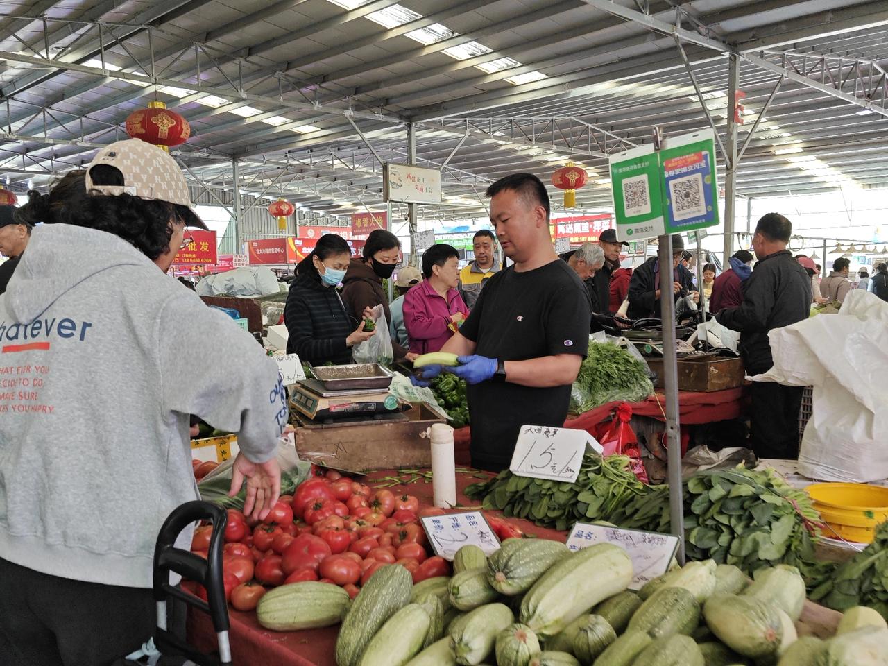 今天在九江路菜市场上看到一份超新鲜的胶州土豆，10块钱8斤。
前两天也是在这家摊