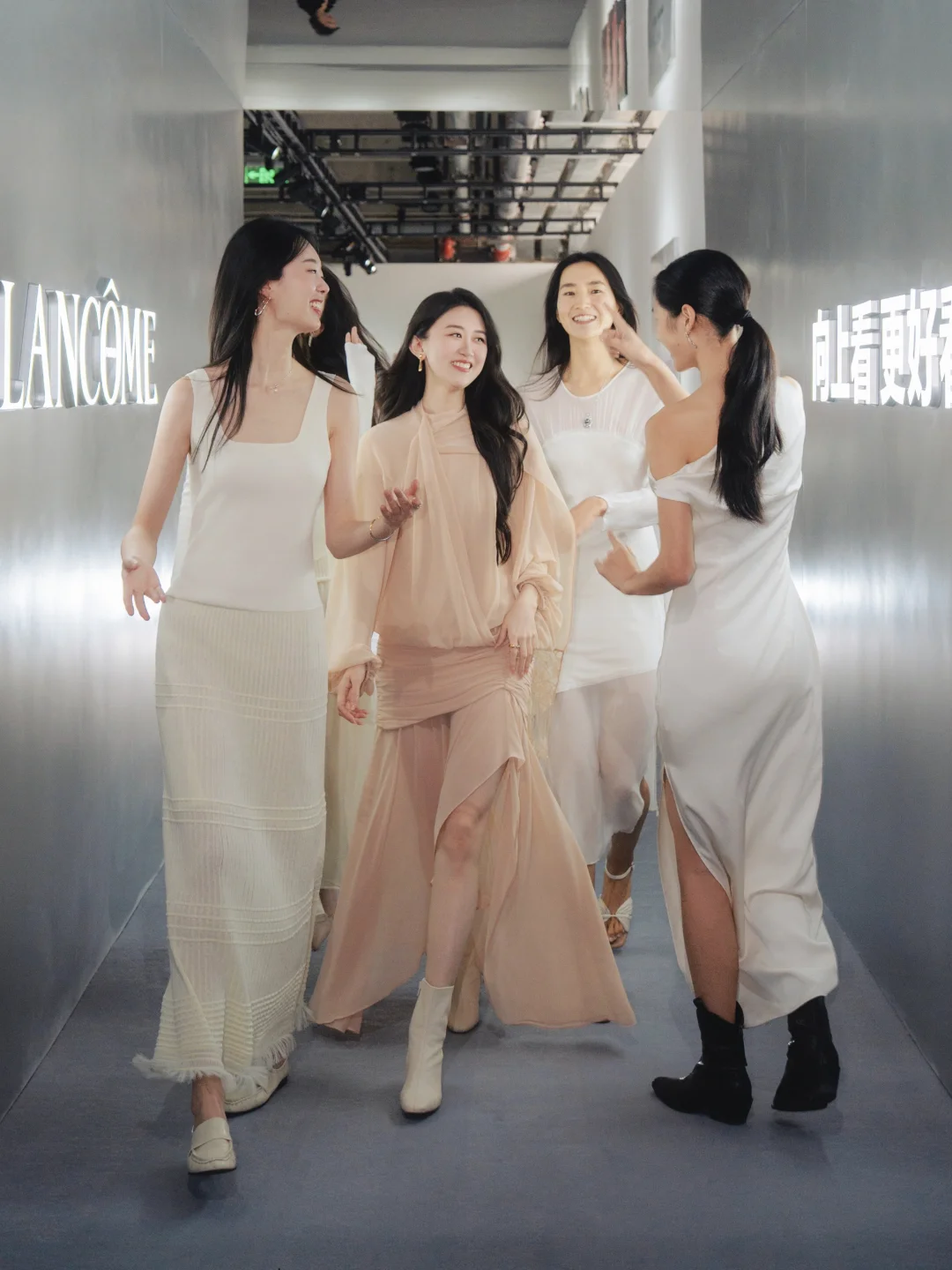 和我的女孩们一起，向上看