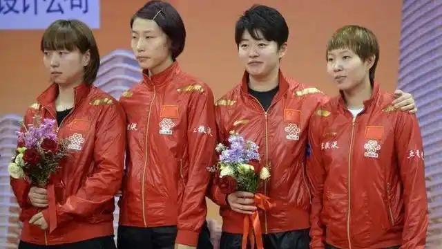 4位女乒球员同框：

我只认出了刘海齐眉、手捧鲜花的范瑛，别着小夹子、鼻似秀峰的
