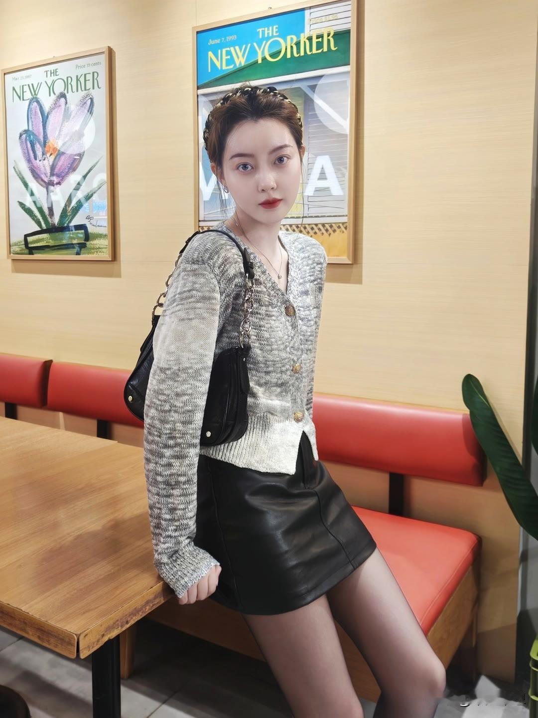 都市时尚少女，咖啡馆里的一抹亮色女生的一条丝袜可以穿多久呢 公园时尚少女