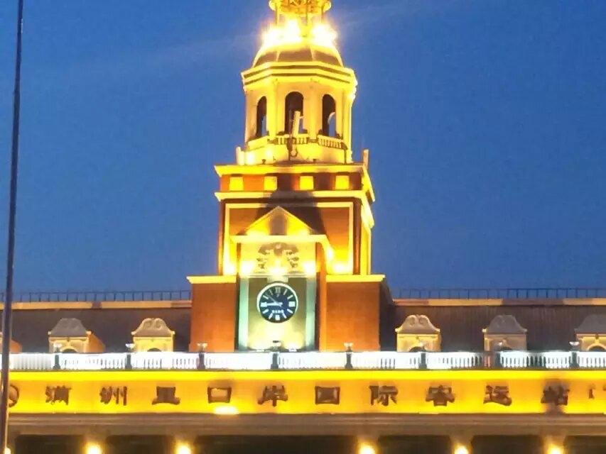 满洲里，中国主要的陆路进出口，位于内蒙古自治区的头上，也是雄鸡的后脑勺儿呢。
 