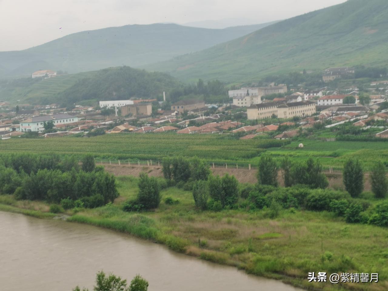 自驾G331途经长白县游仙岛，隔着鸭绿江远眺朝鲜惠山市。
平缓的界江、层层叠叠的