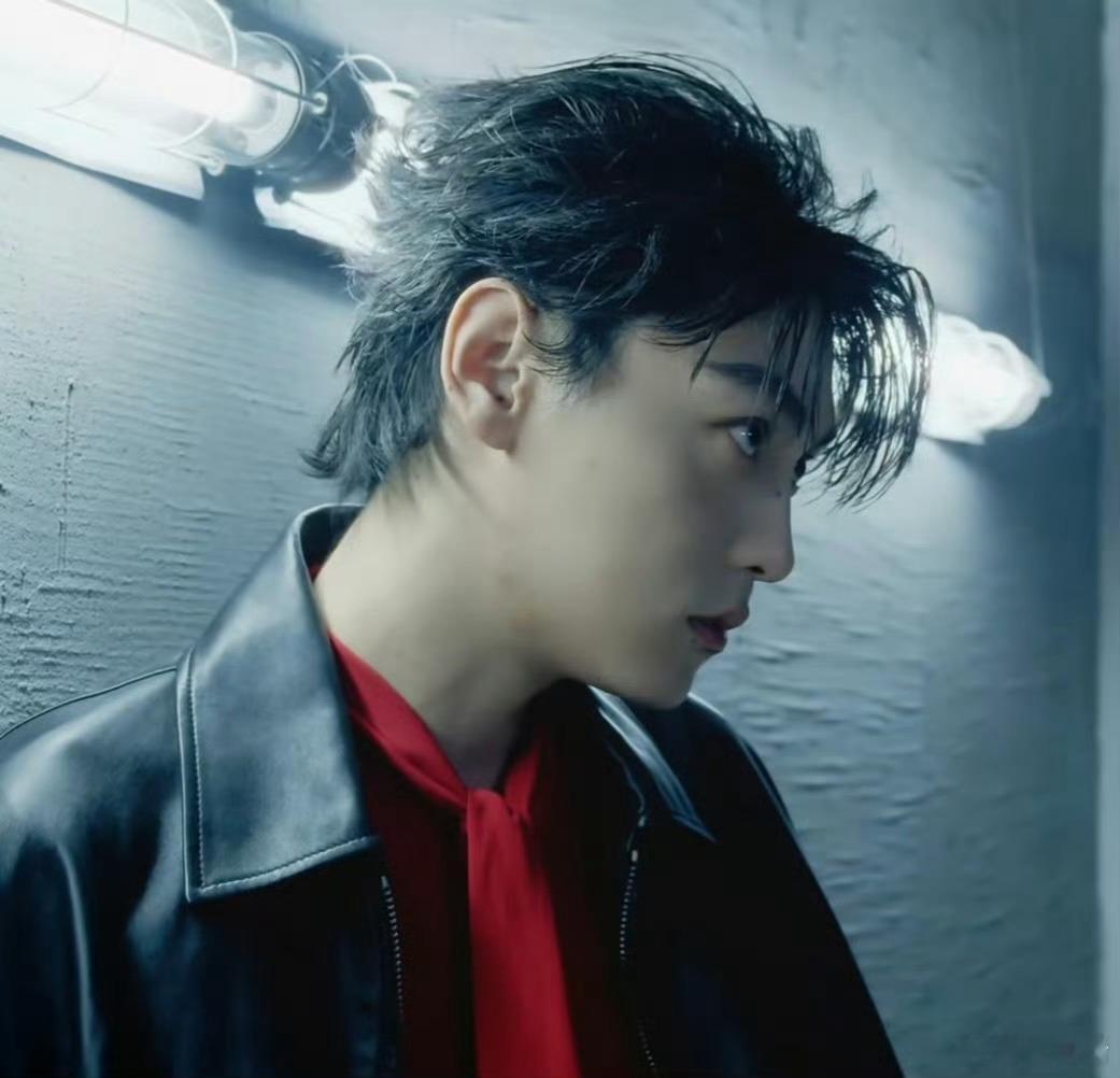 《时尚芭莎》拍的田栩宁，得罪化妆师➕造型师➕摄影师了？ 