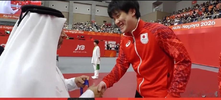 张本智和与颁奖嘉宾热聊起来了！

这小子的英文真好，隔着屏幕感觉到说的很流畅，对