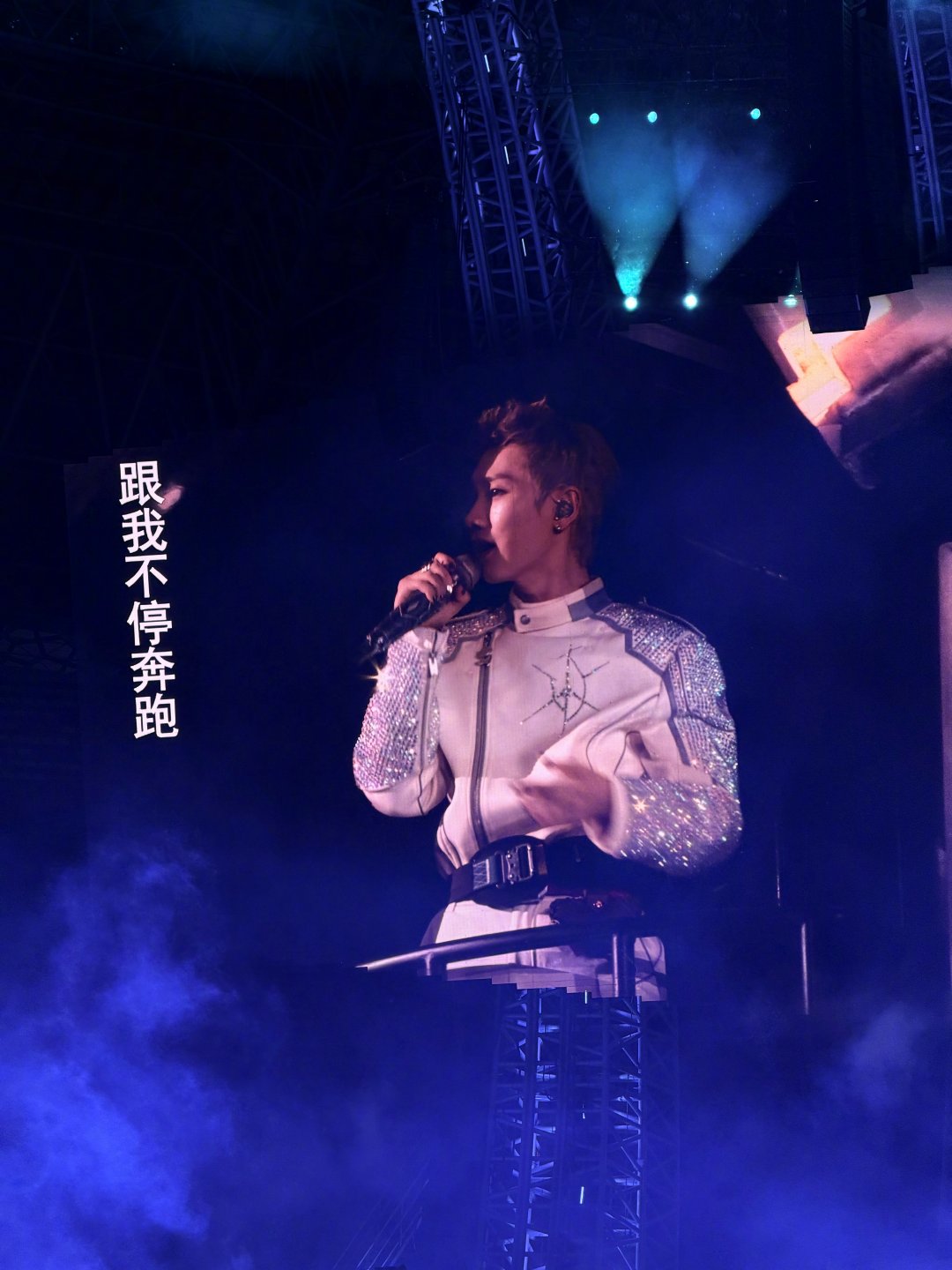 汪苏泷帅成这样什么意思啊 汪苏泷这套造型把复古未来风玩明白了！银甲肩饰、流畅线条