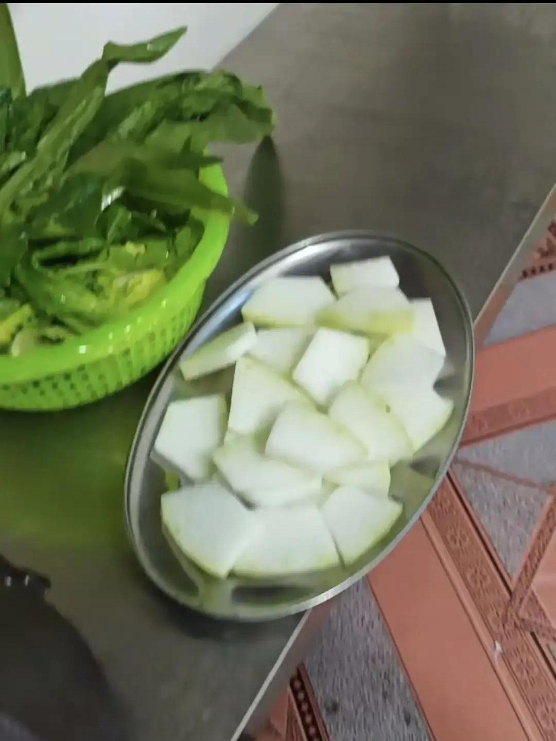 佛山的鸡煲店老板火了，竟然靠“反向自黑”爆红网络！顾客排队就为喝一口“味道一般”