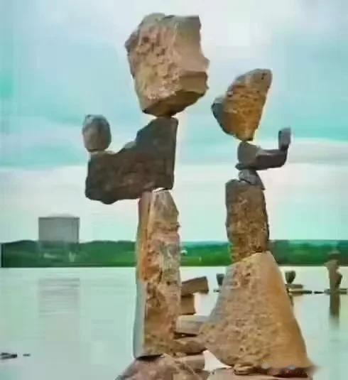 这张图‭告诉‬我们：站稳了，就是精品一件
倒下了，‭就是‬乱石‭一堆‬
​挺住了