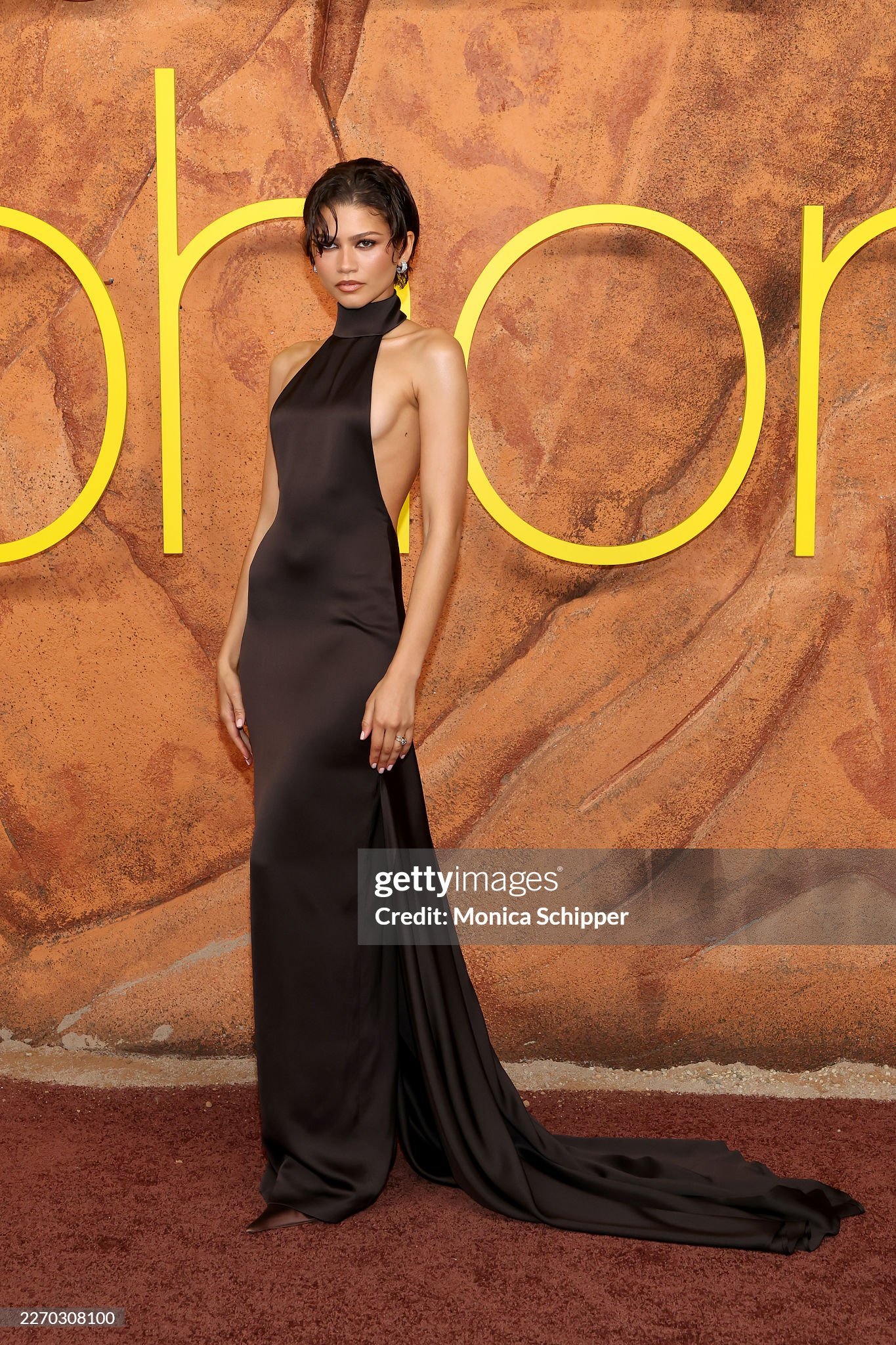 《亢奋》第三季首映红毯上的 Zendaya连轴转状态依旧出色 ，美得毫不费力 ，