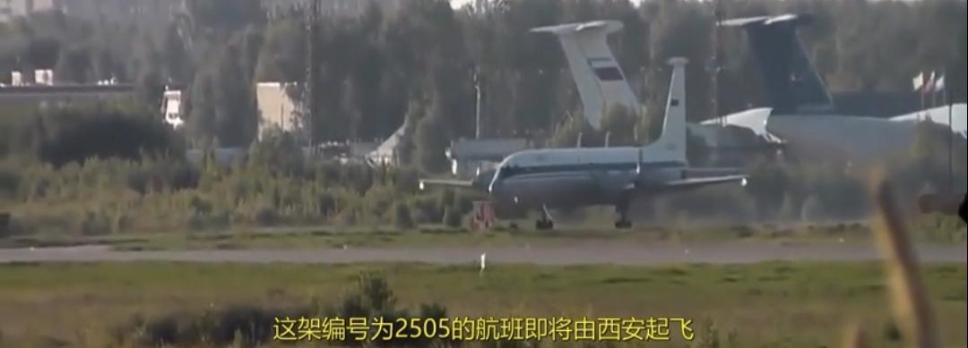 就你也配劫机？”愤怒的机长一脚将劫机犯踹下飞机，这一脚直接导致劫机犯半身不遂，成