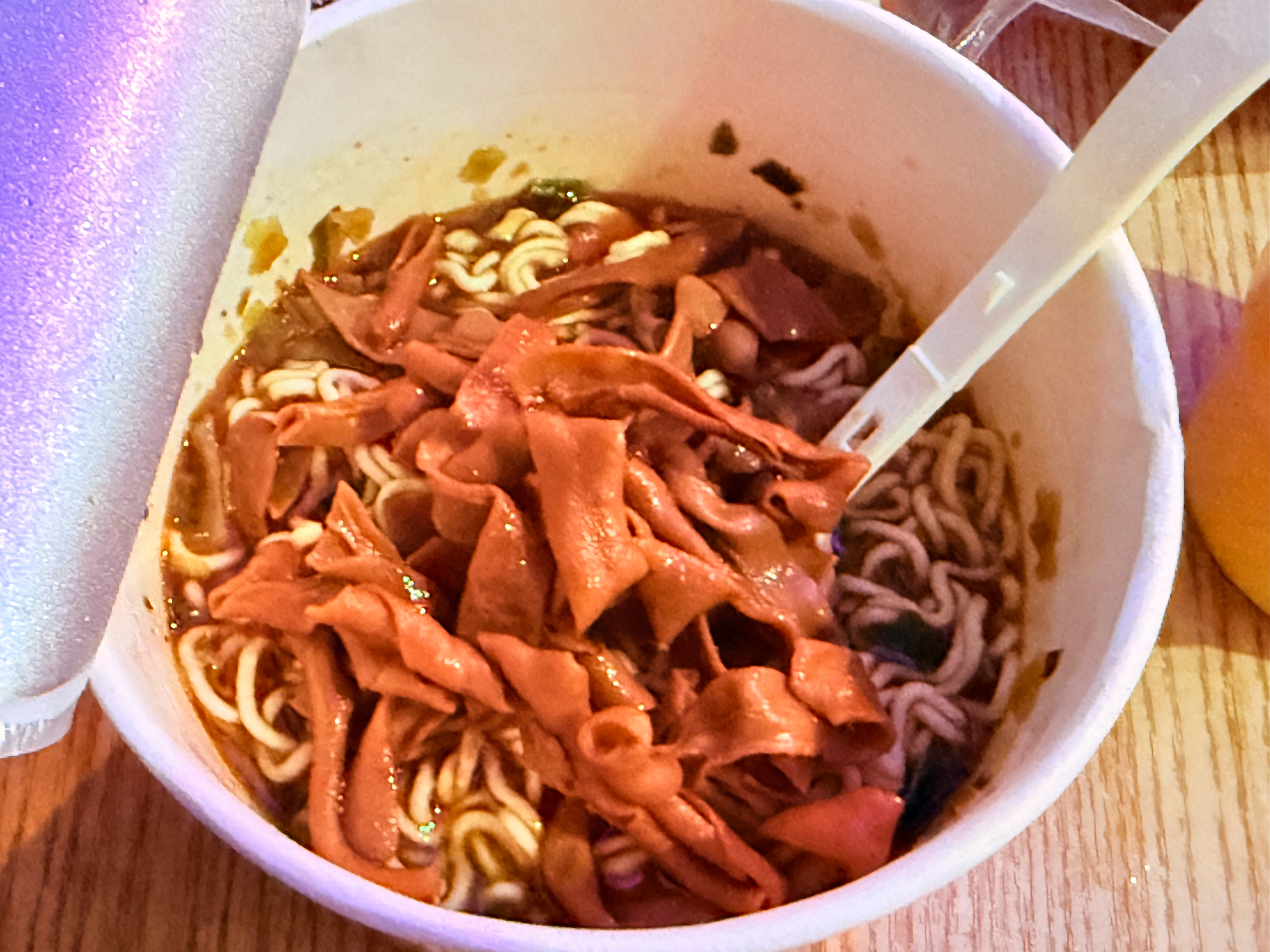 外面好大风，点个外卖一个多点了，随便吃点，泡面。 ​​​