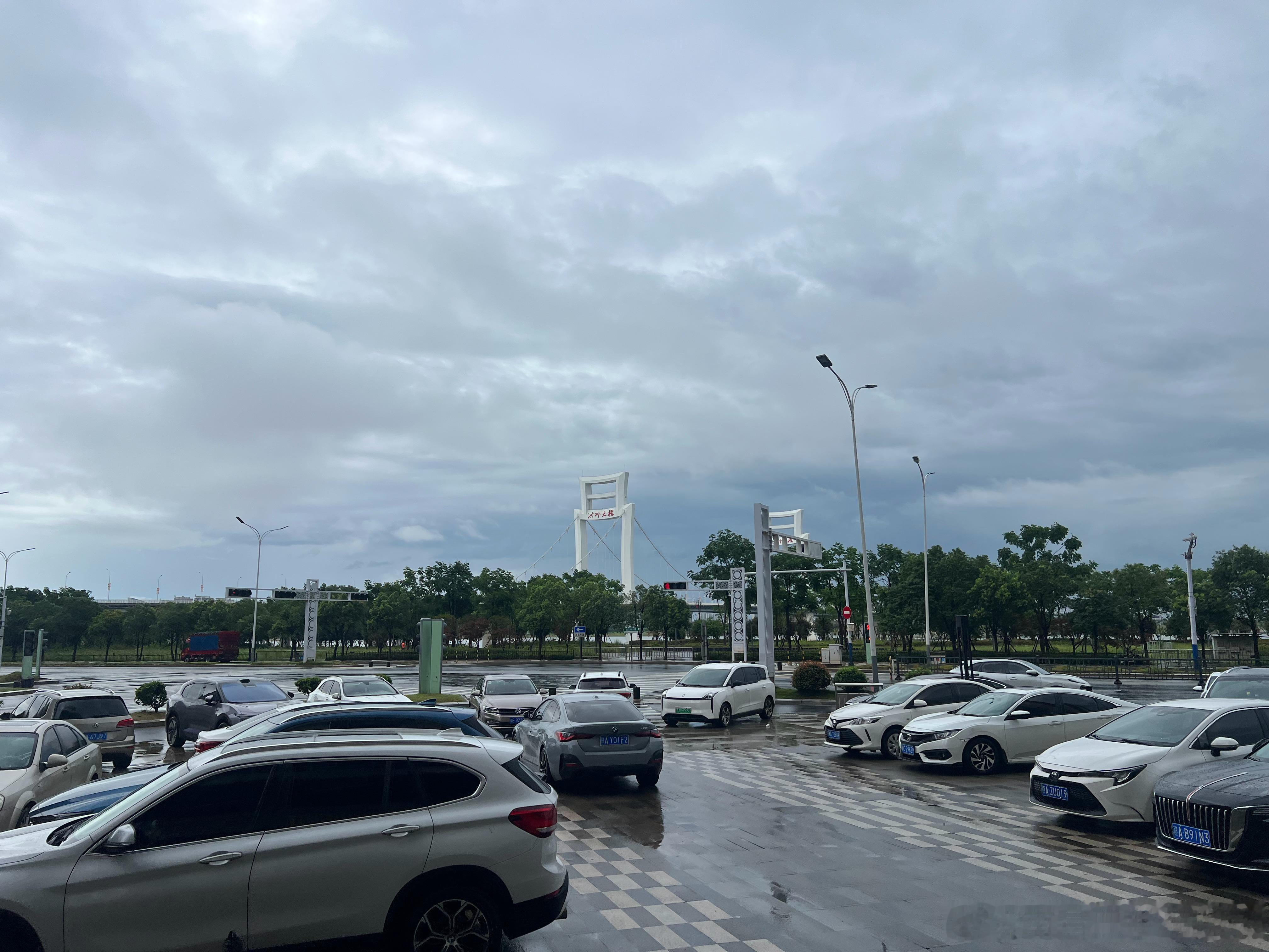 早安……出门上班，即使下雨也是美好的一天，加油呀[开学季][开学季][开学季]好