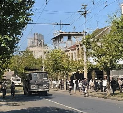 1981年，刘三叔在青岛当兵，有次重装拉练，一个抬着重装备的战友体力不支，刘三叔