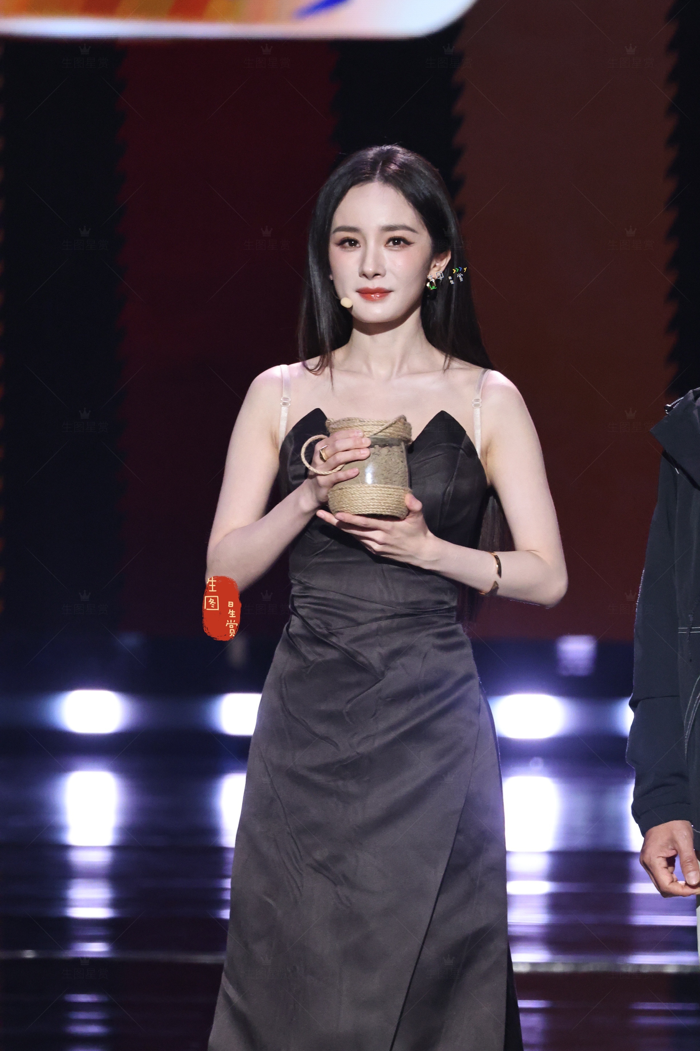 杨幂央视电视剧颁奖礼出图恭喜幂姐新晋总台视后，不愧是85扛剧花中国电视剧年度盛典