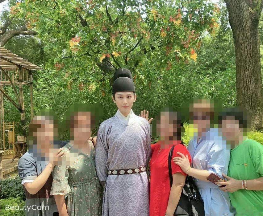 哈哈哈，考古到淇淇被当做人形立牌npc被大叔大妈抓来合影 