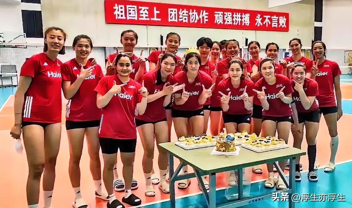 李盈莹大概率是要缺席女排亚锦赛（奥资赛）了，7月31号中国女排18人大合照，吴梦