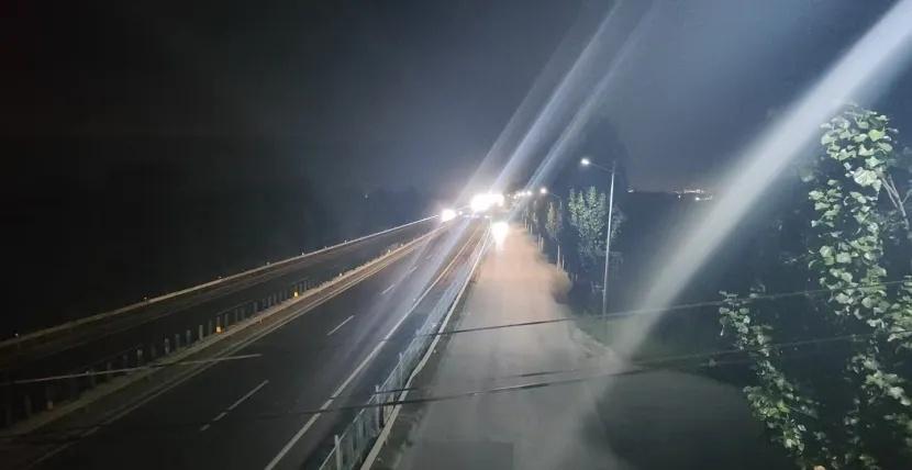 【550盏“平安灯”守护通勤路】
“以前晚上走这段辅路，总是提心吊胆，看不清路面