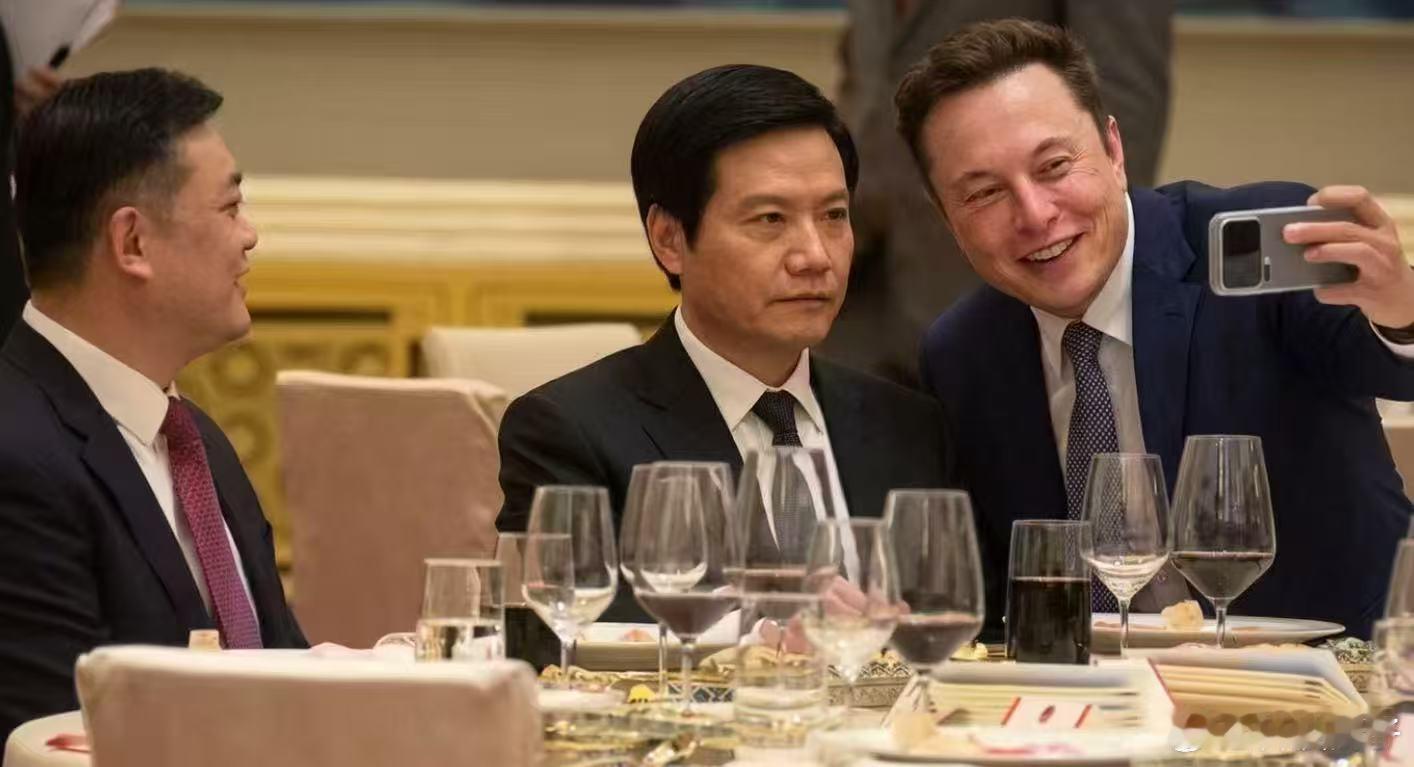 有了AI之后网友啥图都能做出来，马斯克找雷总合影了