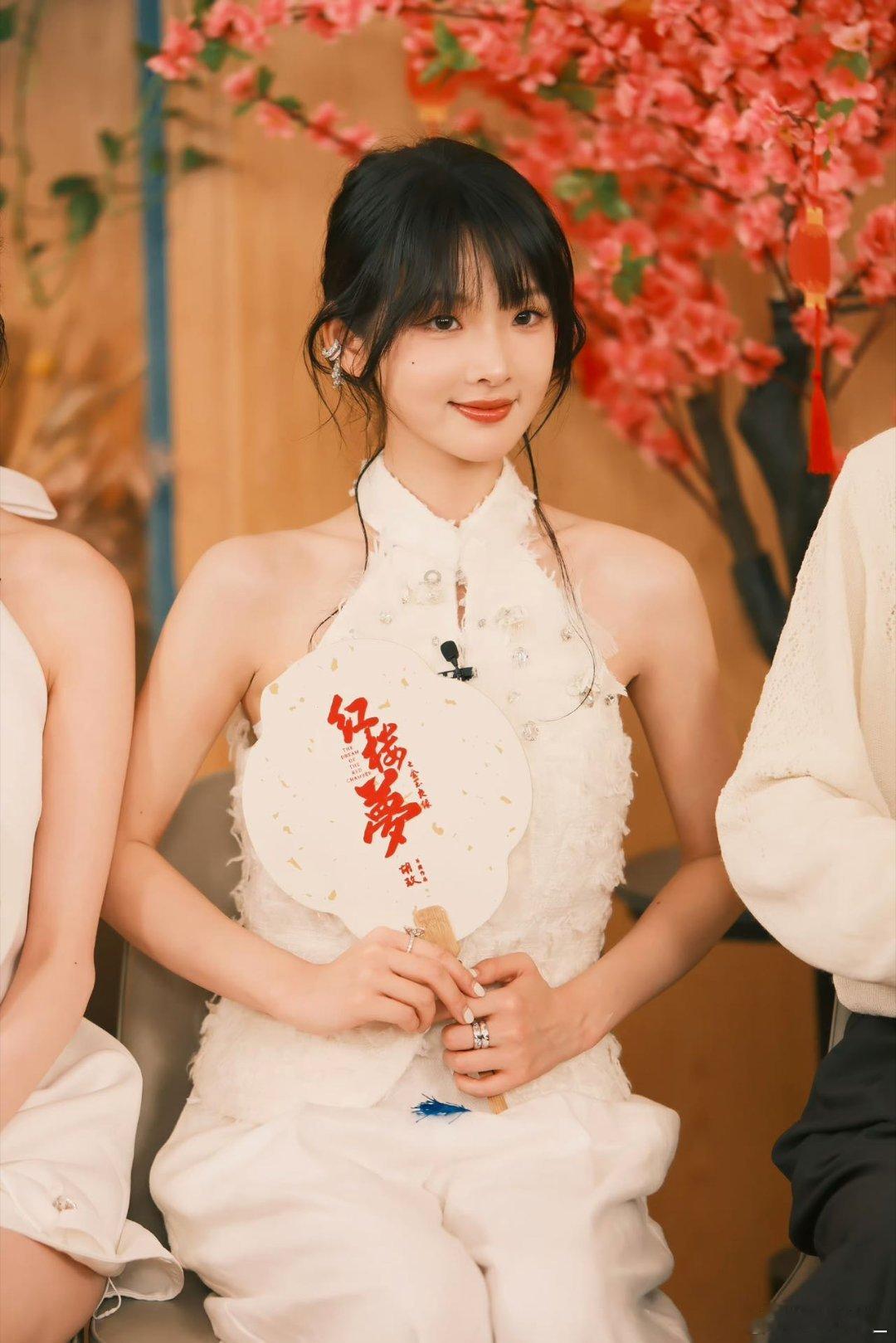 #张淼怡发文回应#张淼怡对于出演林黛玉这一角色的争议所做出的回应。面对来自各方的