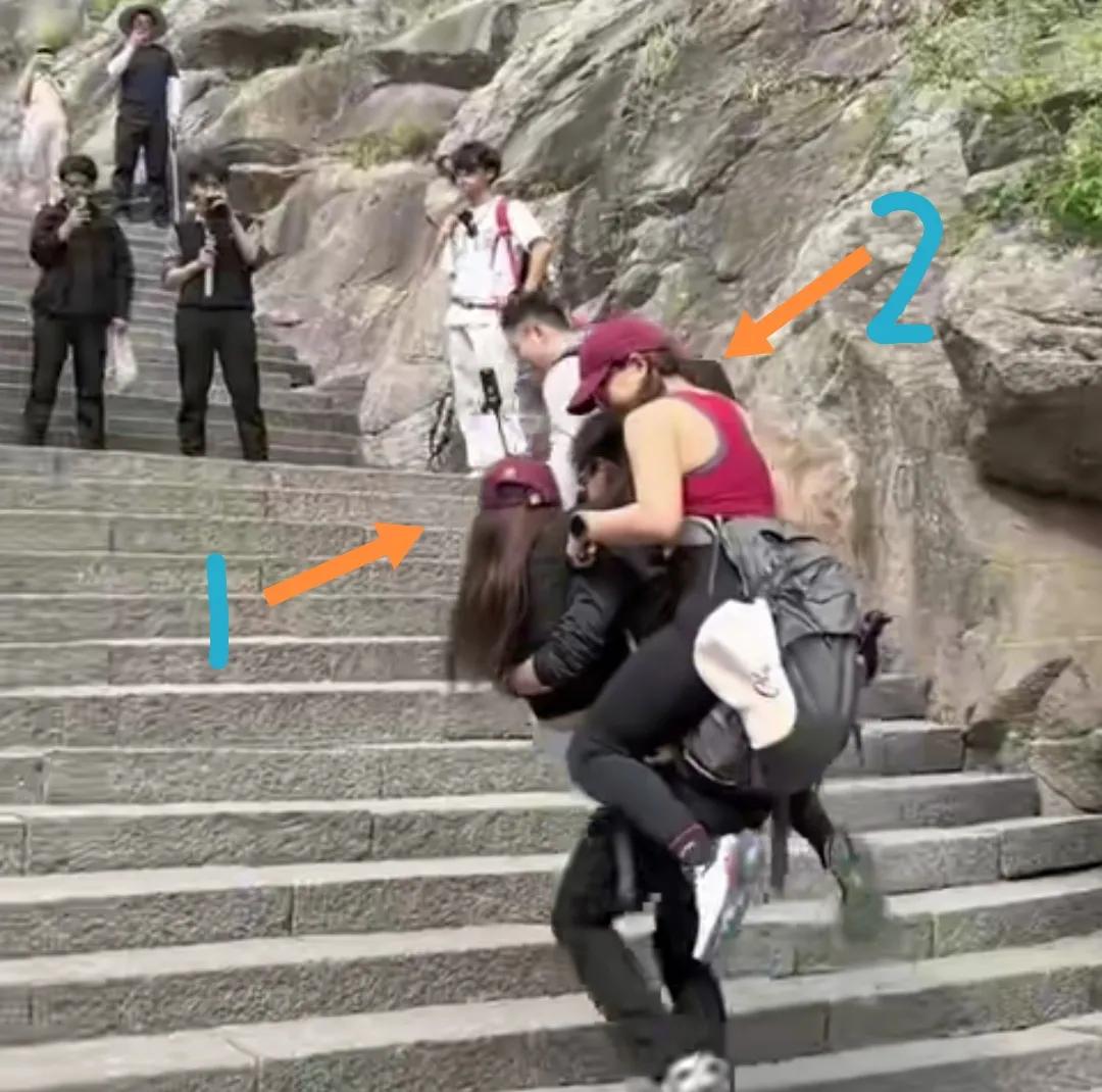 一男拖二女爬泰山。
