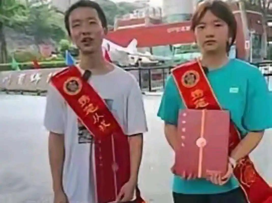 四川，男学霸被国防科技大学录取，去学校拿通知书时，却看到了熟悉的女生，两人从小学