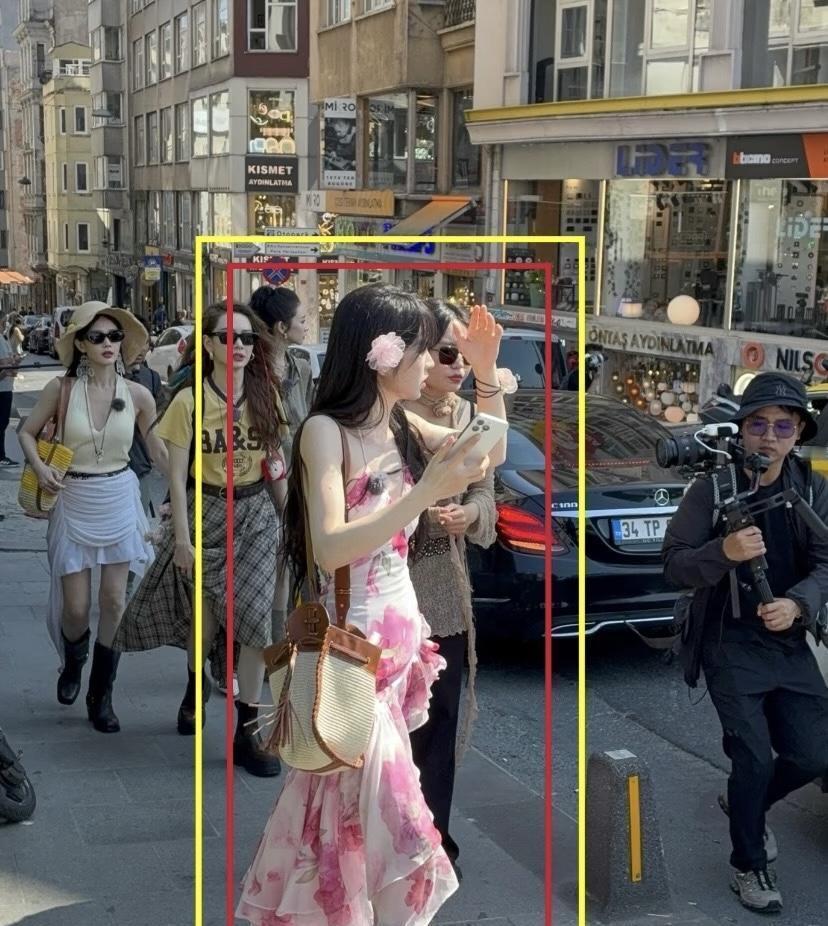 甜妹穿暗黑西装，奢侈品牌连夜签下她当首位00后代言人。
你刷到田曦薇的最新广告大