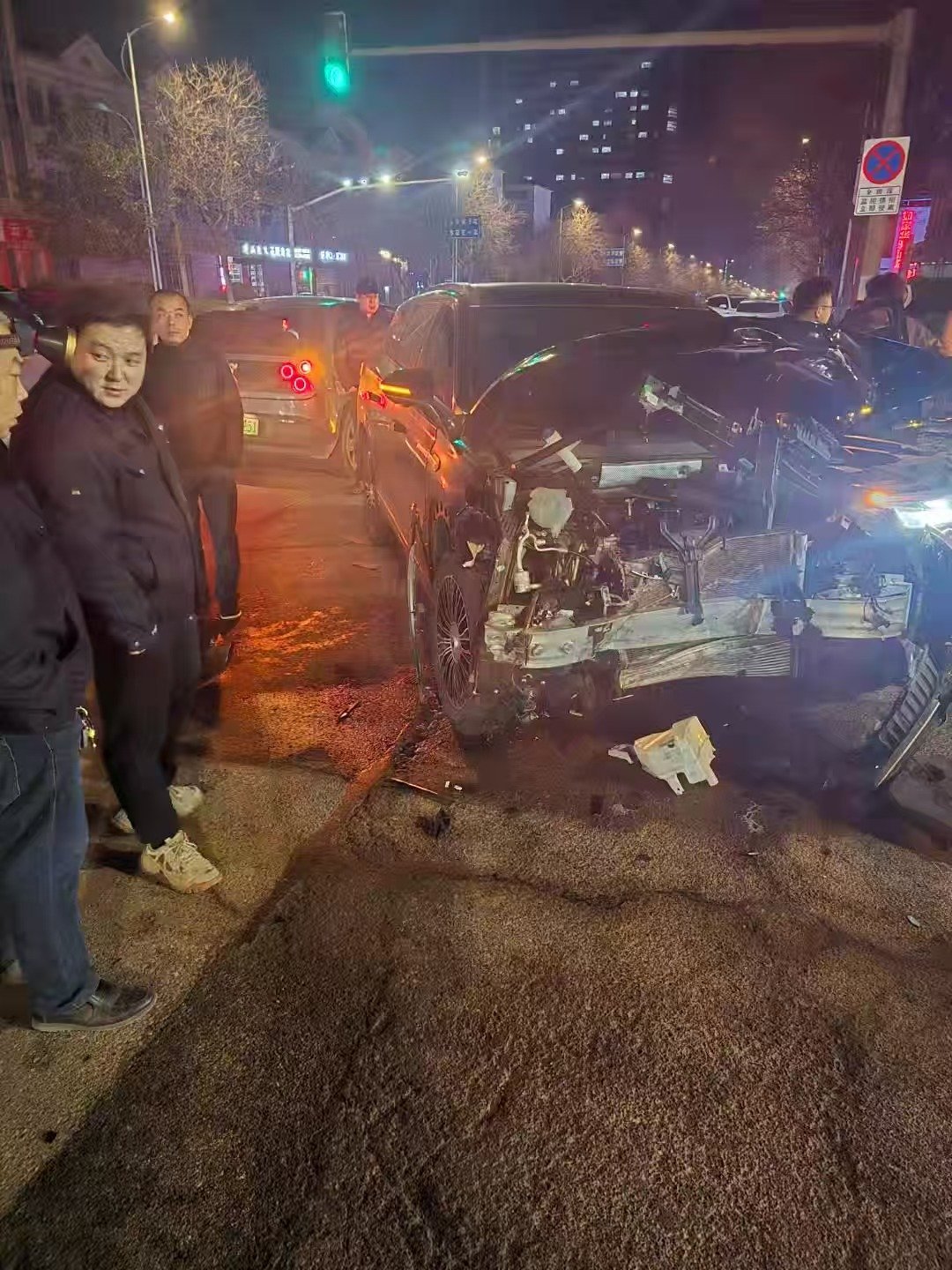 萤火虫和大奇瑞硬碰硬这个撞击角度有点匪夷所思面上来看呢，是大奇瑞吃了亏不过座舱也