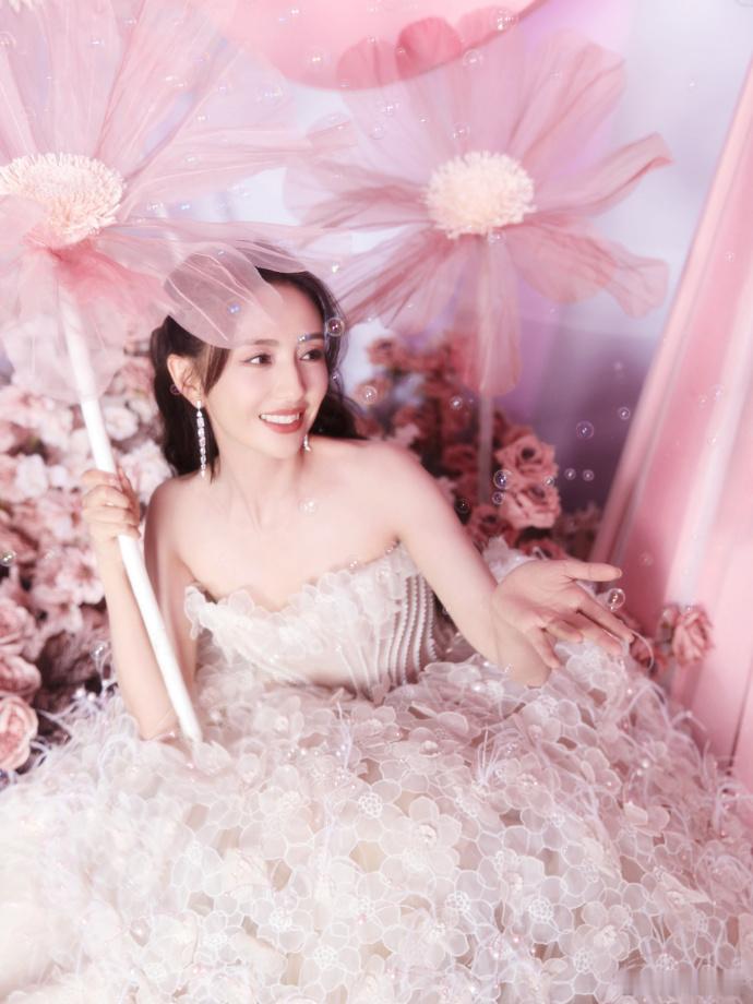 #佟丽娅生日照##佟丽娅粉白渐变裙尾# 粉白渐变裙尾的佟丽娅生日照令人陶醉，新一