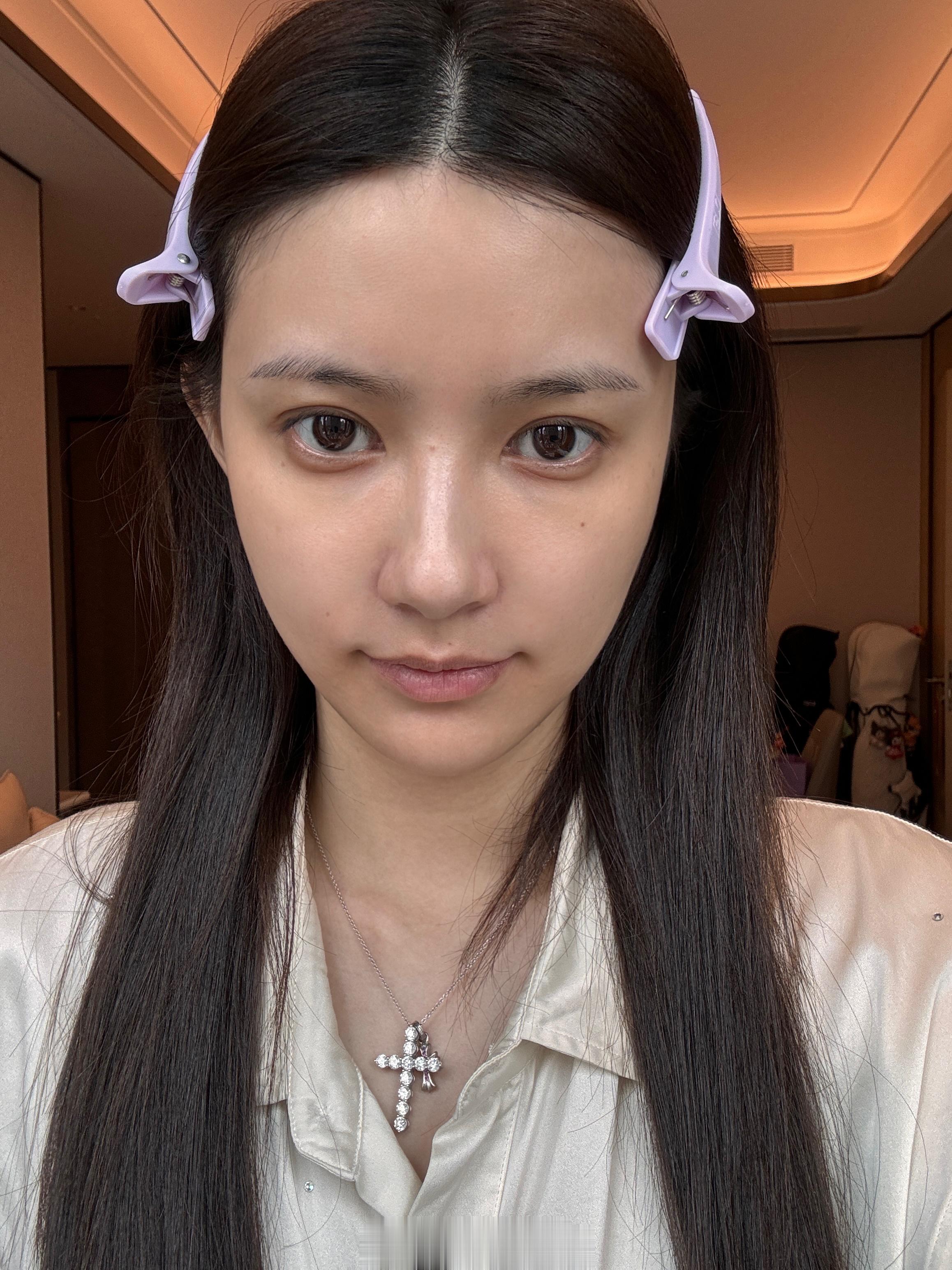 家人们 我最近皮肤很不好 很干 感觉很多小颗粒  化完妆更明显！我去打水光？ ​
