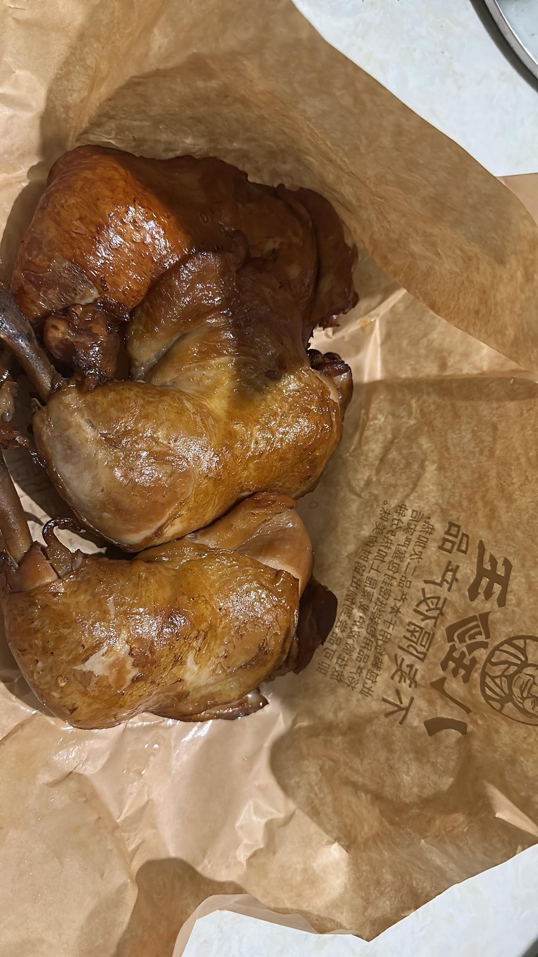 今天听同事推荐了八珍王的鸡腿，买了3了花了40。真的好贵啊！而且有一股烟熏味，不